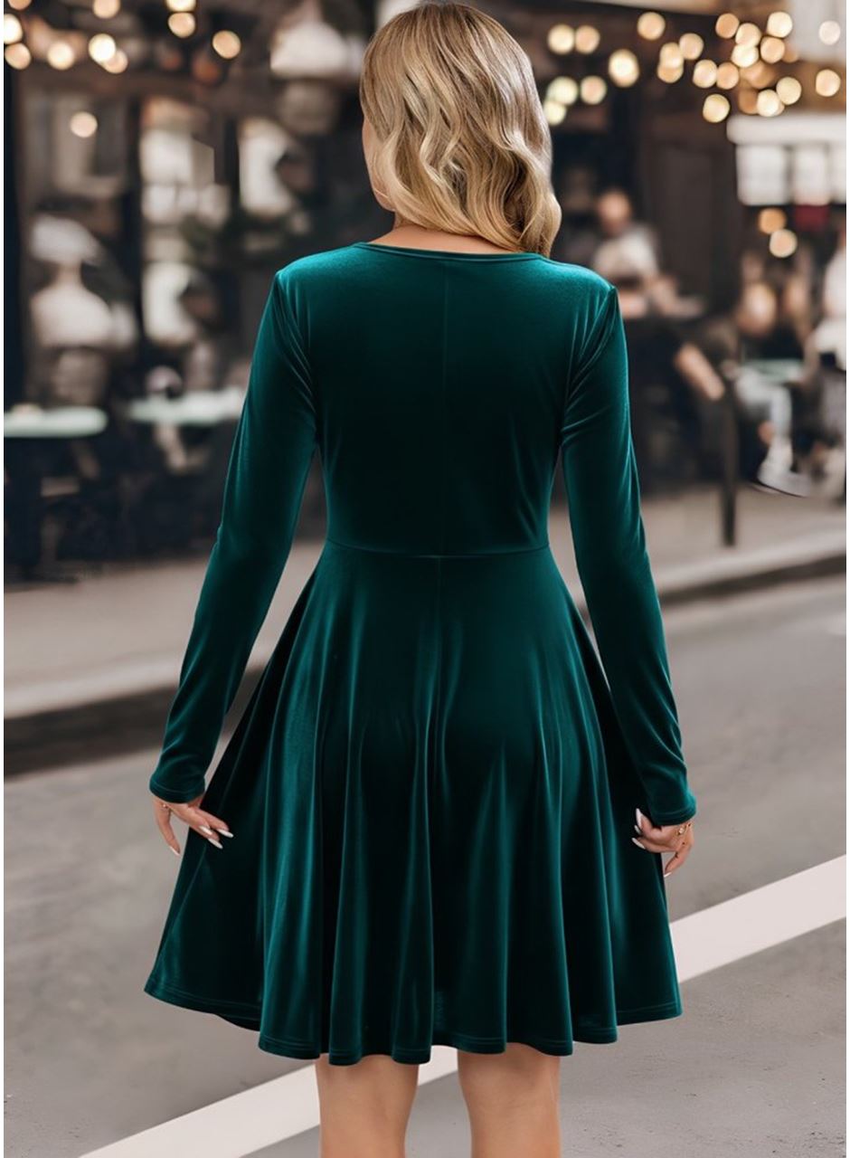 Kadın Uzun Kollu Kruvaze Yakalı Toka Detaylı Mini Kadife Elbise