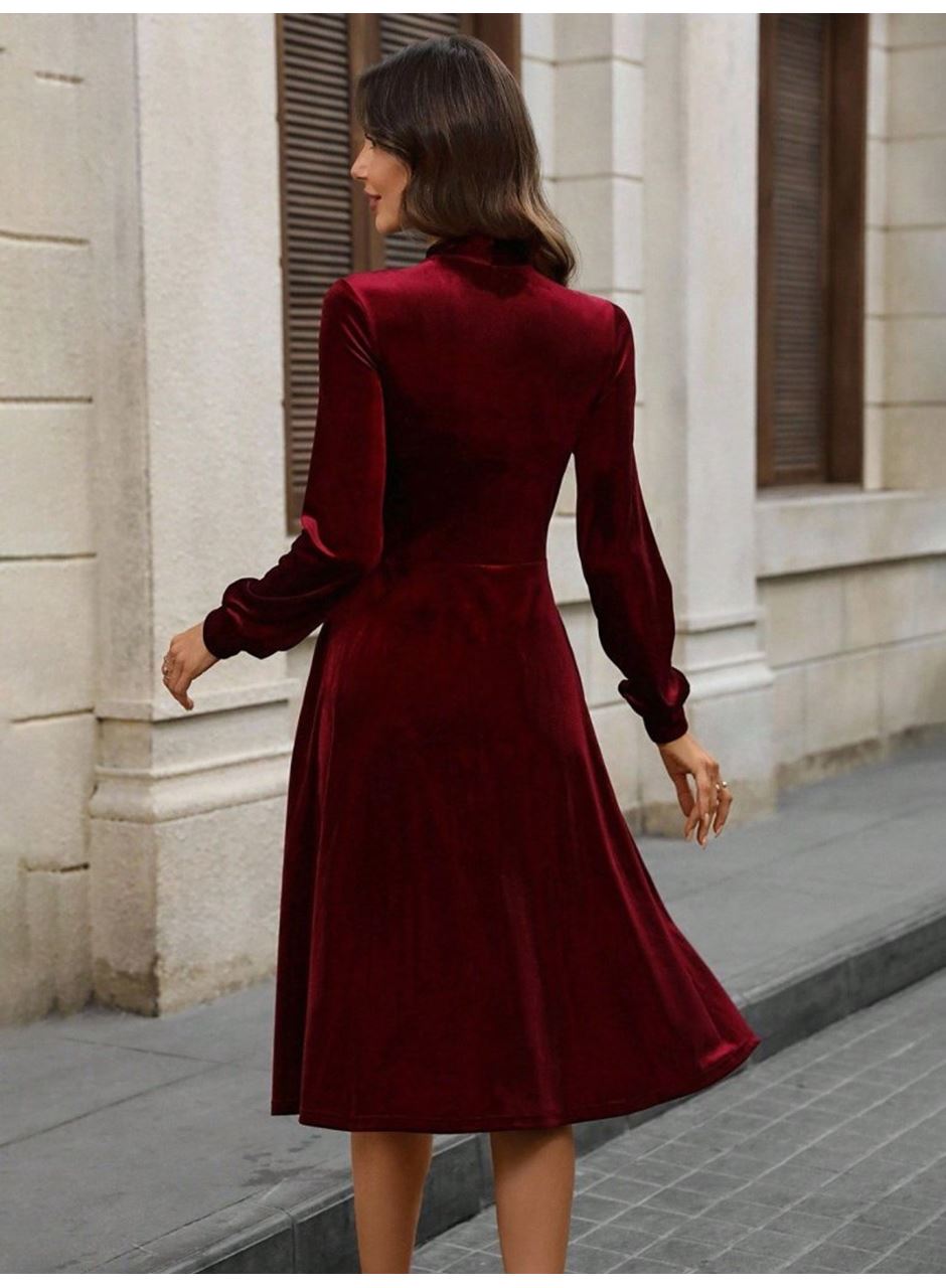 Kadın Uzun Kollu Yakadan Fiyonklu Cepli Midi Kadife Elbise
