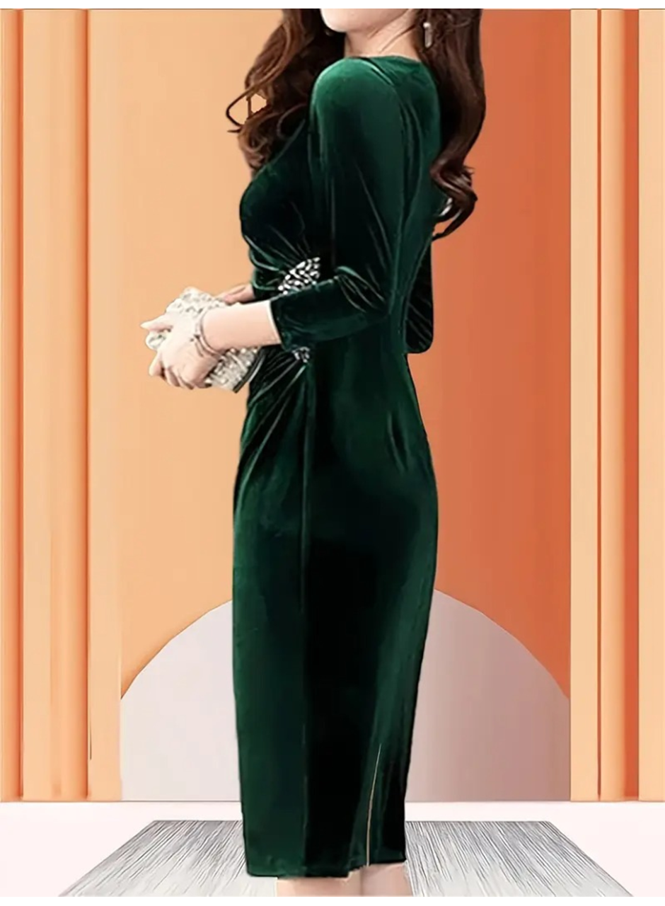 Kadın Uzun Kollu Yakası Açık Yanlardan Büzgülü Taş Detaylı Midi Kadife Elbise