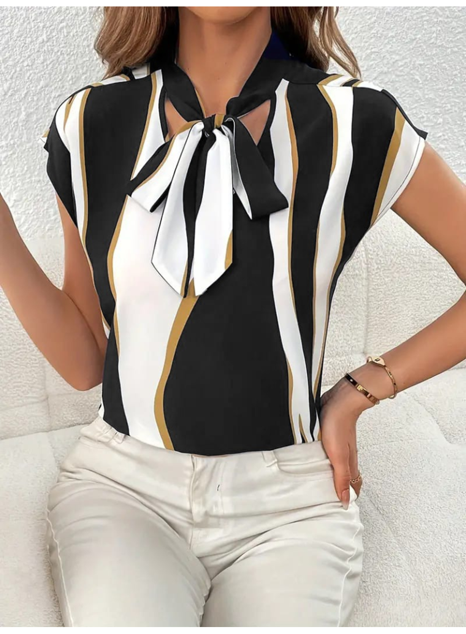 Kadın Kısa Kollu Boyundan Bağlamalı Desenli Dokuma Bluz