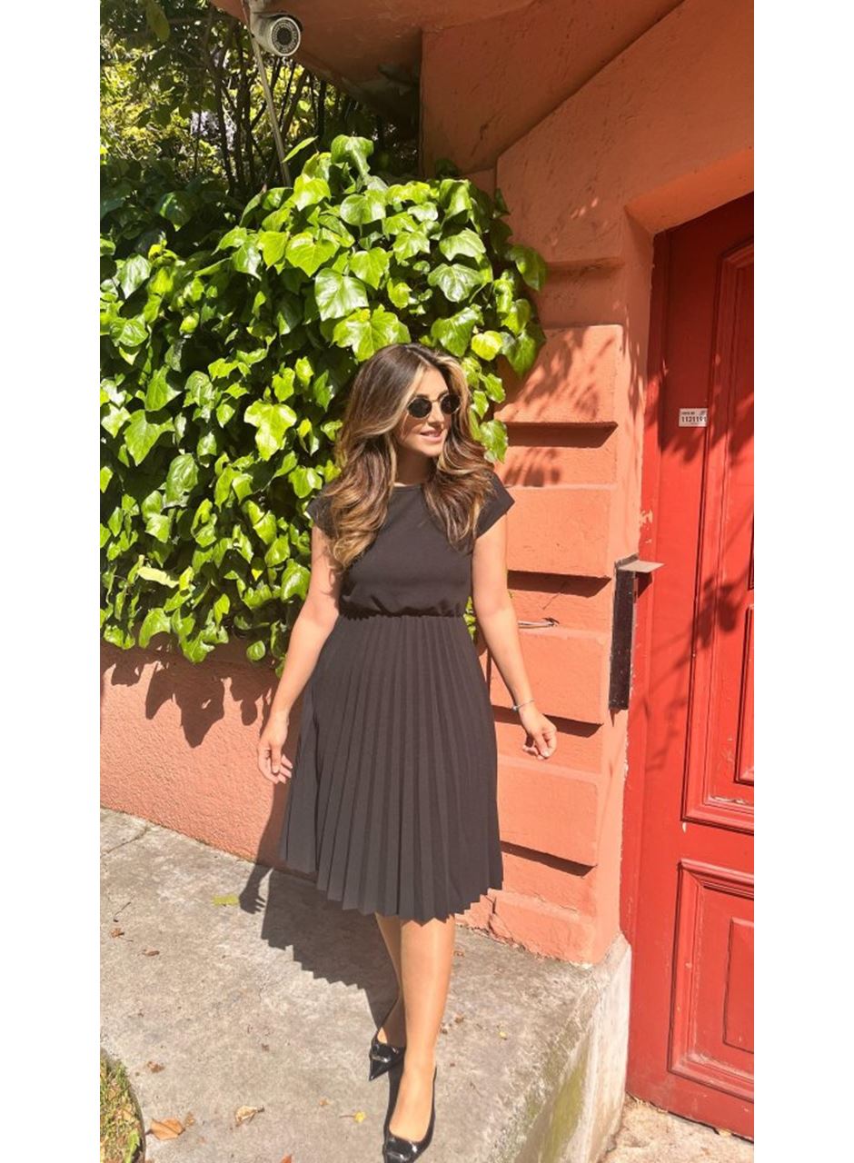 Kadın Kısa Kollu Yakası Açık Belden Lastikli Pileli Kısa Ithal Krep Elbise