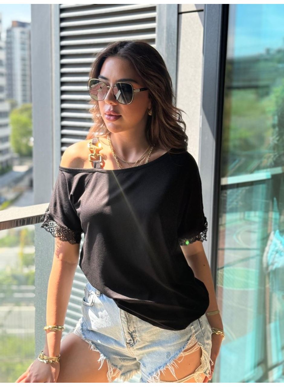 Kadın Tek Omuzu Askılı Kısa Kollu Toka Detaylı Dantelli Viskon Bluz