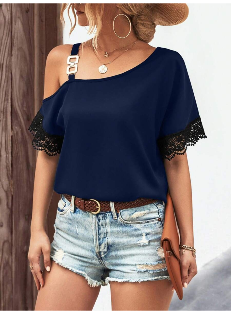 Kadın Tek Omuzu Askılı Kısa Kollu Toka Detaylı Dantelli Viskon Bluz