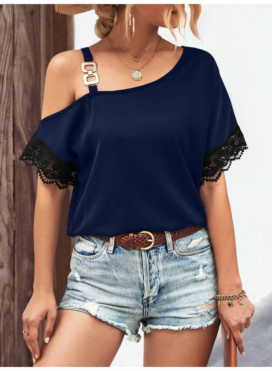 Kadın Tek Omuzu Askılı Kısa Kollu Toka Detaylı Dantelli Viskon Bluz