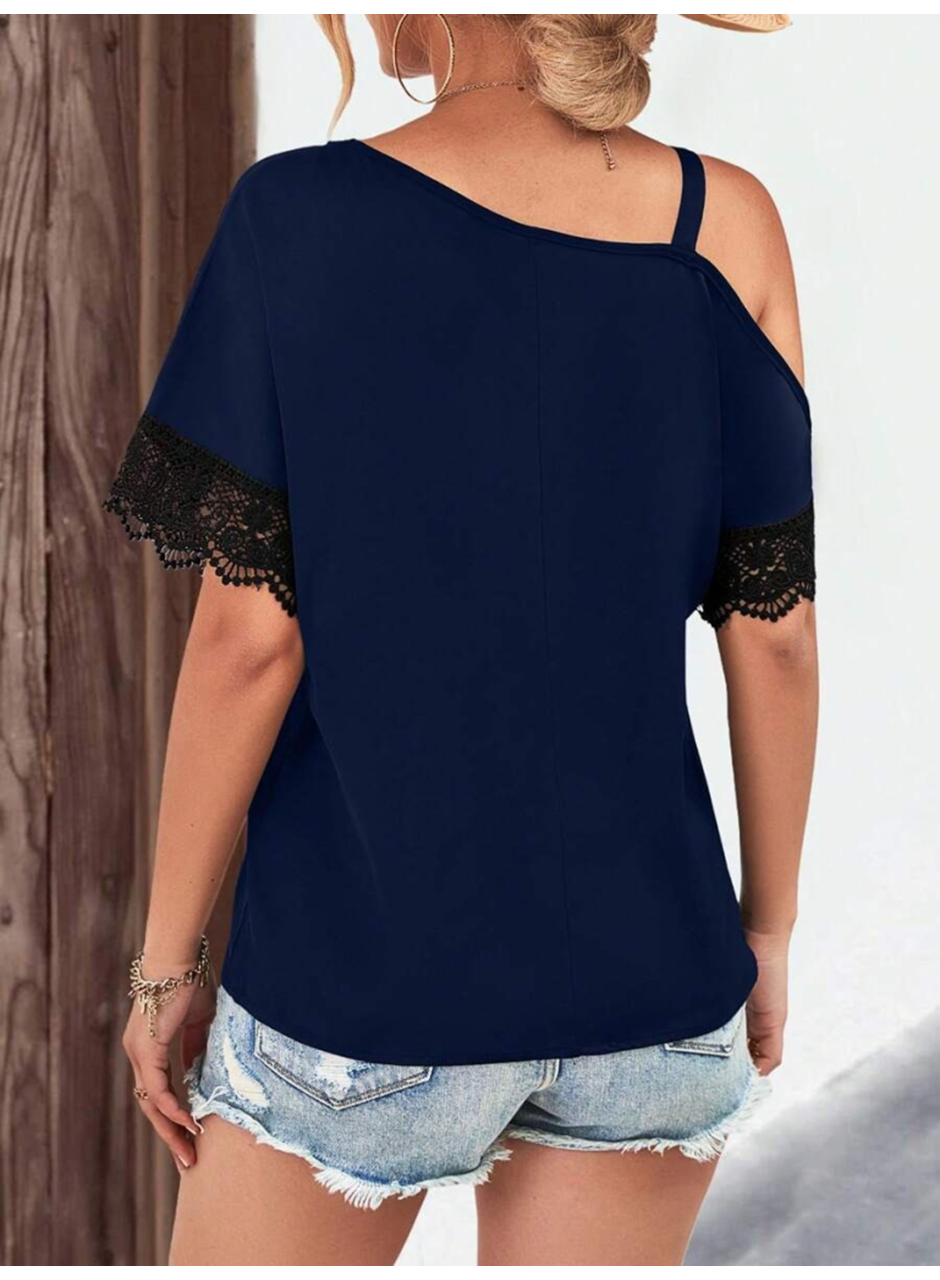 Kadın Tek Omuzu Askılı Kısa Kollu Toka Detaylı Dantelli Viskon Bluz