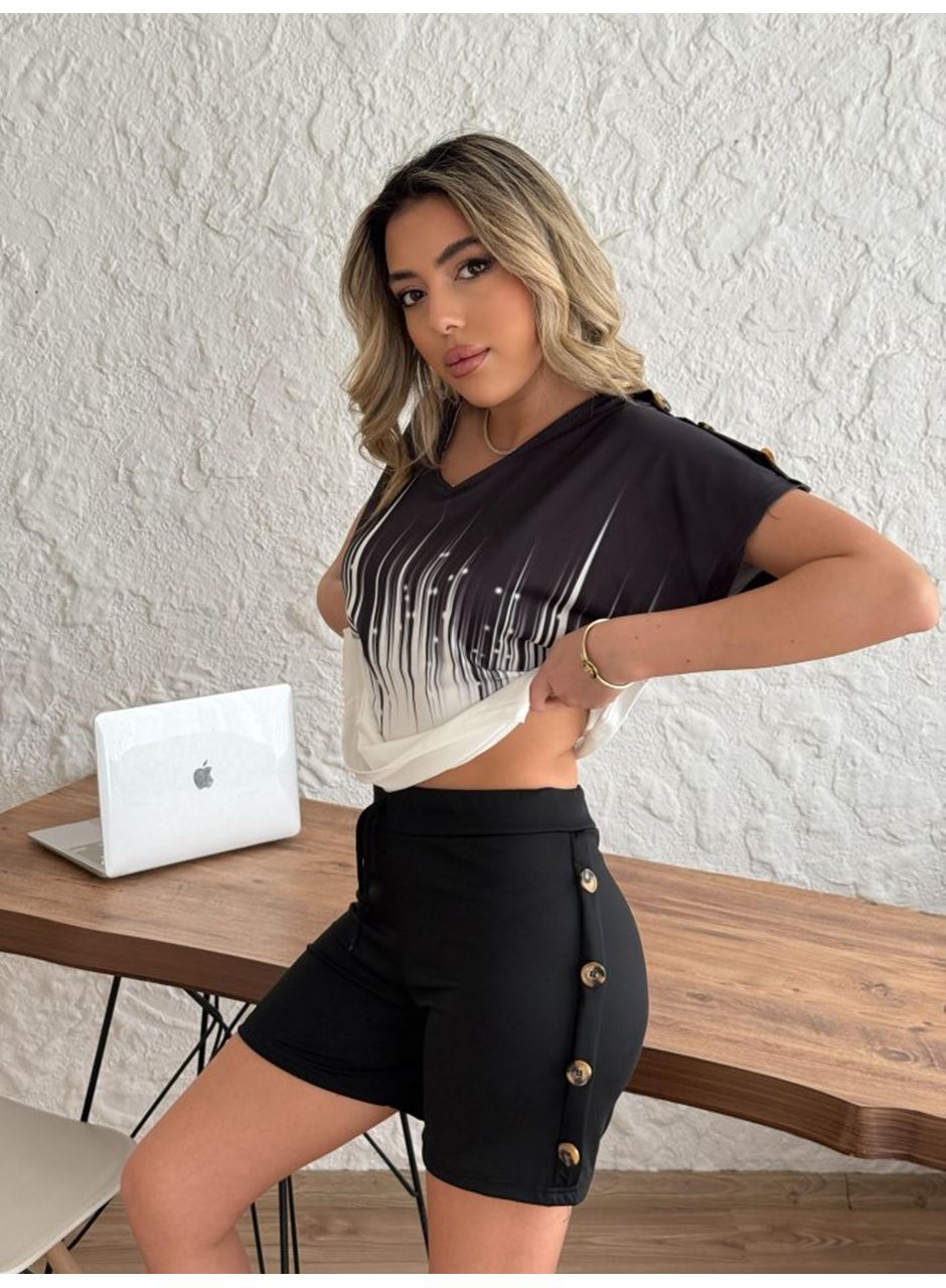Kadın V Yaka Kısa Kol Kenarları Minik Yırtmaç Detaylı Dalgıç Bluz + Düğme Detaylı Dalgıç şort