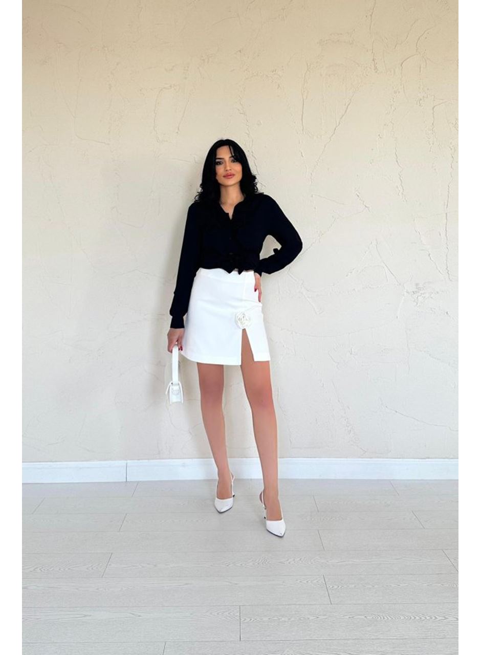 Ekru Yırtmaçlı Gül Detaylı Mini Etek