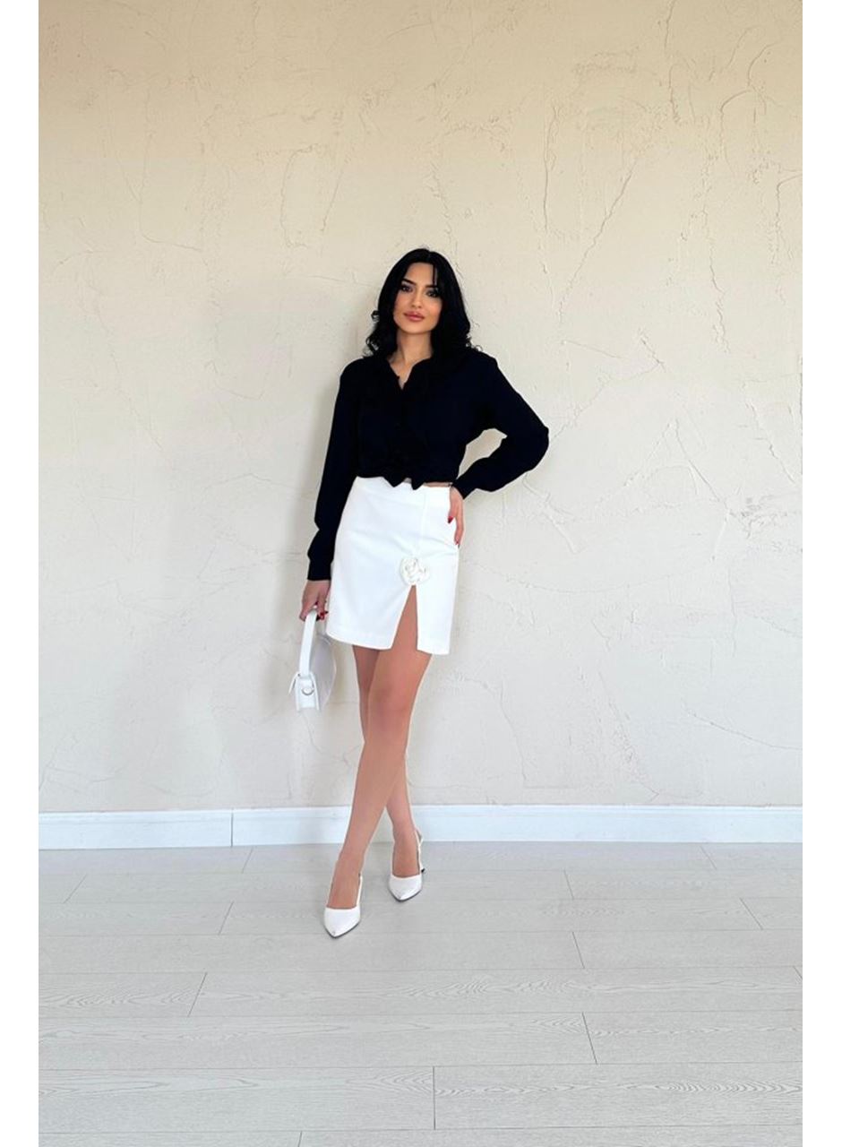 Ekru Yırtmaçlı Gül Detaylı Mini Etek