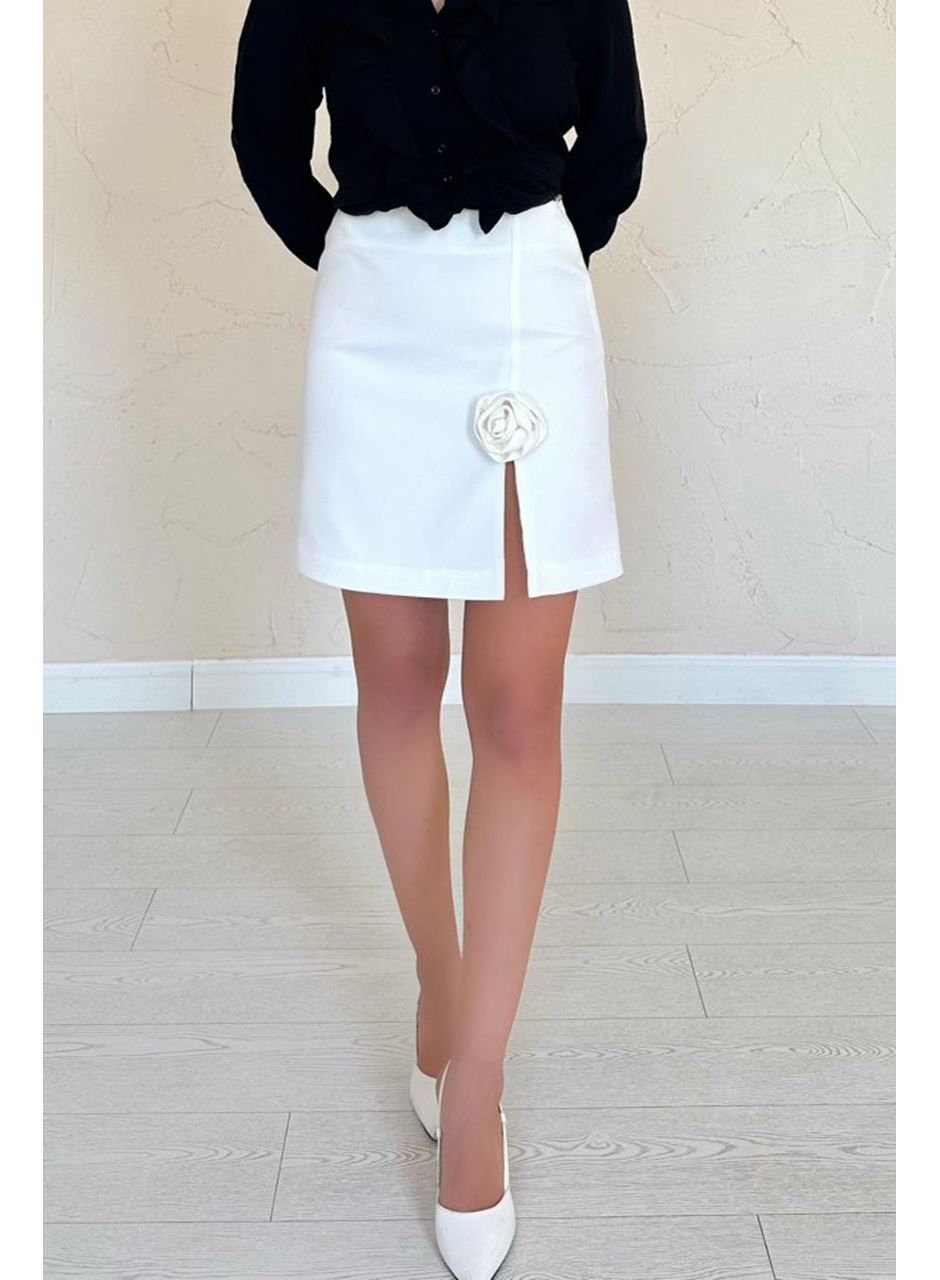 Ekru Yırtmaçlı Gül Detaylı Mini Etek