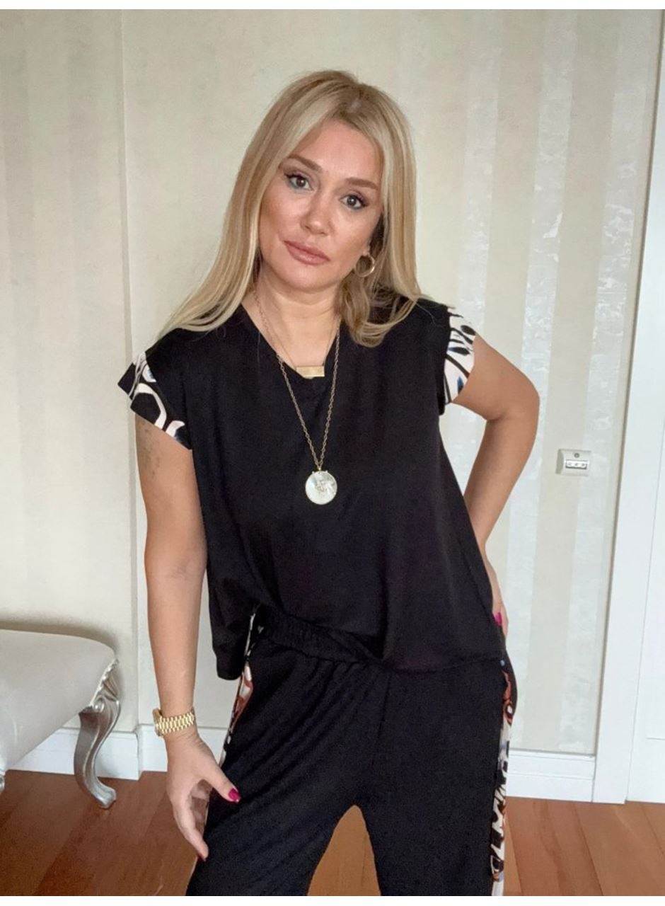 Kadın Yarasa Kol Dijital Baskı Detay Bluz Ve Yanı şerit Detay Kristal Kumaş Pantolon Ikili Takım