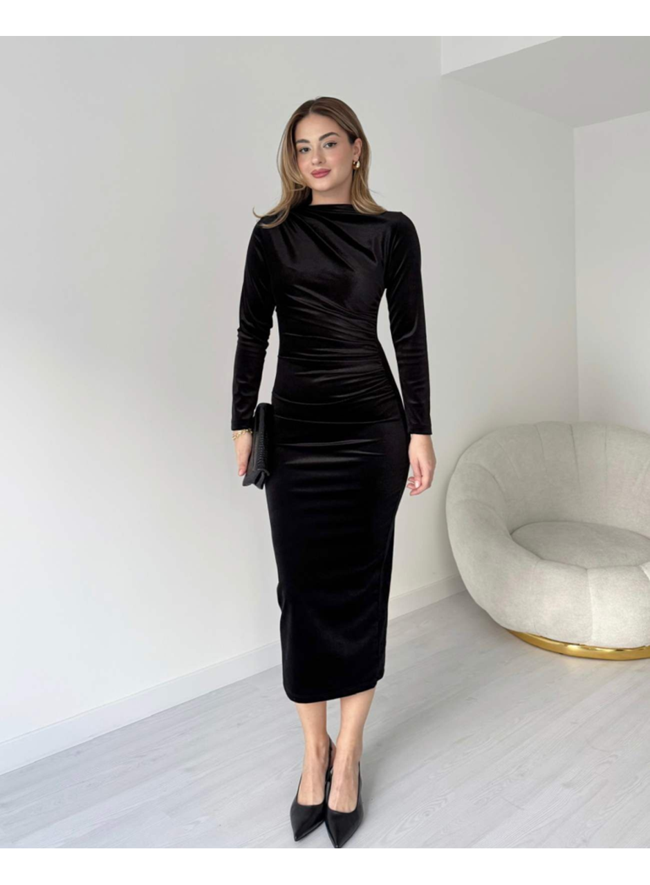 Siyah Uzun Kollu Büzgü Detay Kadife Kumaş Midi Boy Elbise
