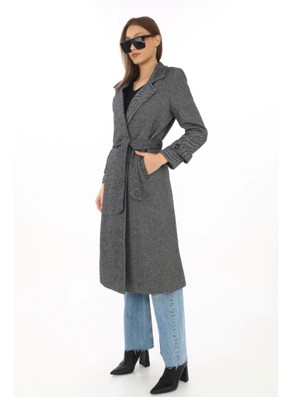 Balık Sırtı Kaşe Kaban – Uzun Boy Kruvaze Yaka Kuşaklı Astarlı Kışlık Tesettür Kaban, Yünlü Dokuma Kaşmir Kumaş, Cepli Rahat Oversize Kalıp Şık Modern Kaban Mont Modeli (Günlük Ve Özel Gün Kombinlerine Uygun) - Füme