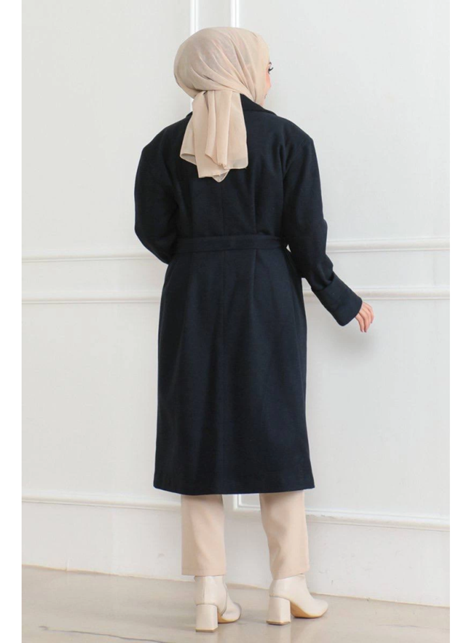 Kaşe Kaban – Uzun Boy Kruvaze Yaka Kuşaklı Tesettür Kaşe Kışlık Kaban, Astarlı Şık Yünlü Dokuma Oversize Rahat Kalıp Cepli Düğmeli Modern Kap Modeli - Lacivert