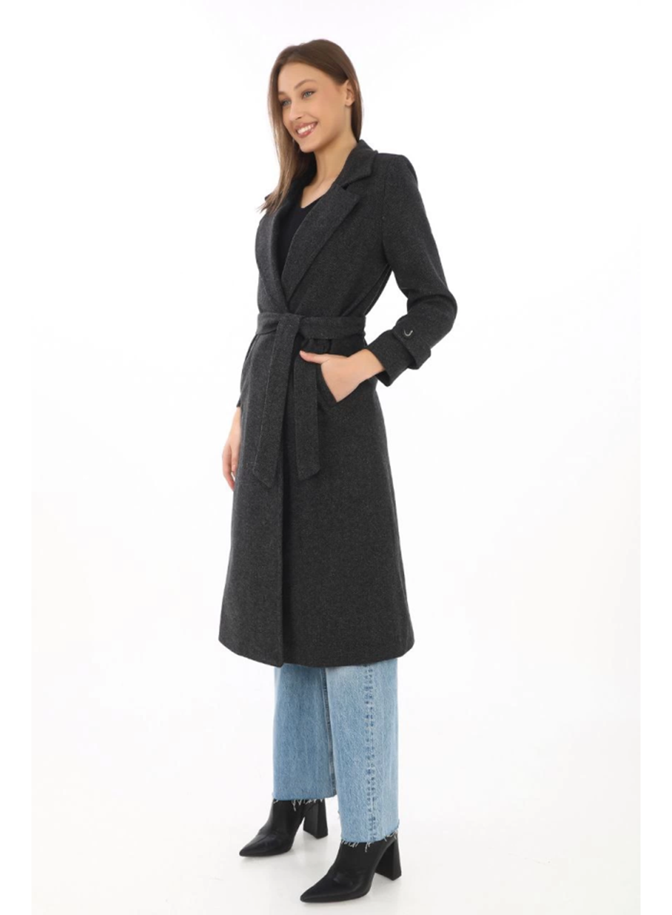 Balık Sırtı Kaşe Kaban – Uzun Boy Kruvaze Yaka Kuşaklı Astarlı Kışlık Tesettür Kaban, Yünlü Dokuma Kaşmir Kumaş, Cepli Rahat Oversize Kalıp Şık Modern Kaban Mont Modeli (Günlük Ve Özel Gün Kombinlerine Uygun) - Siyah