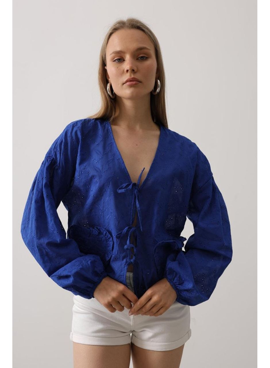 Kalp Detaylı Bağlamalı Brode Bluz - Saks