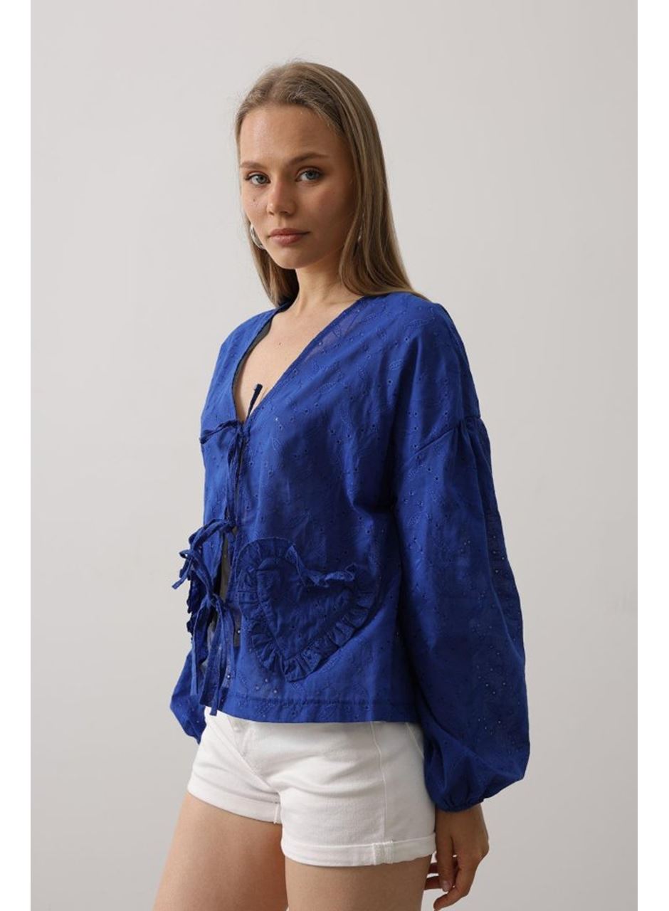 Kalp Detaylı Bağlamalı Brode Bluz - Saks