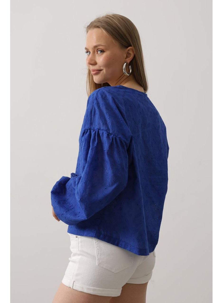 Kalp Detaylı Bağlamalı Brode Bluz - Saks