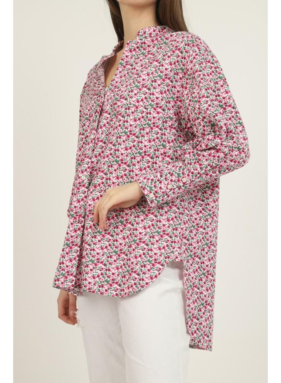 Kırmızı V Yakalı Ve Desenli Gömlek