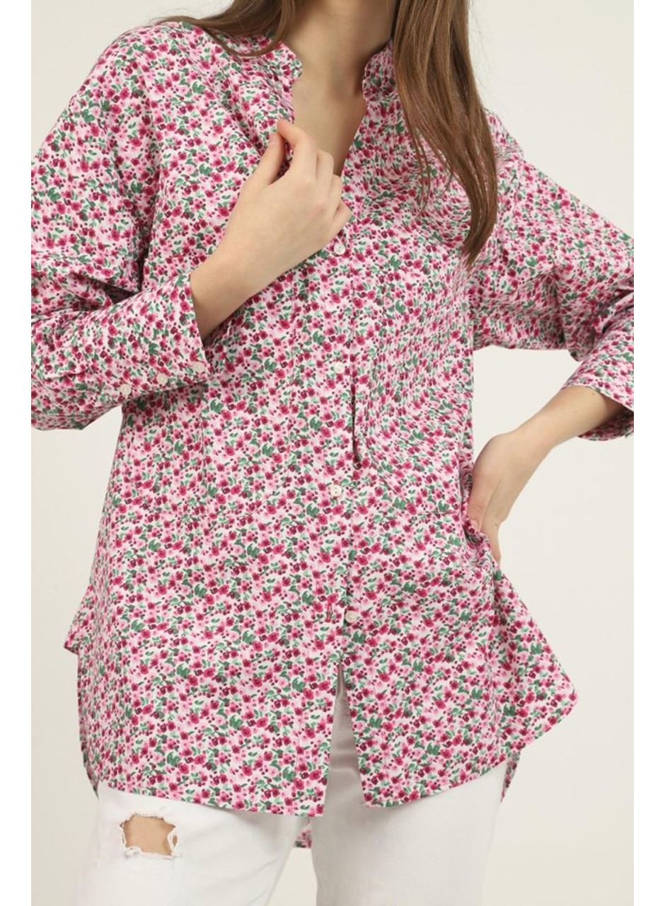 Kırmızı V Yakalı Ve Desenli Gömlek