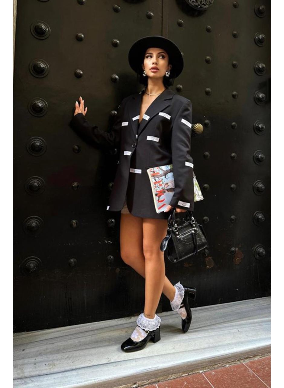 Siyah Etiket Detaylı Ceket