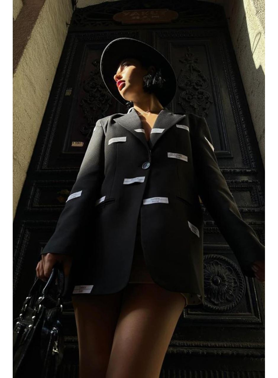 Siyah Etiket Detaylı Ceket