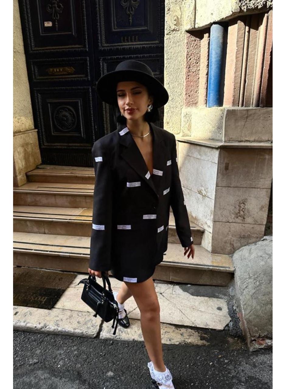 Siyah Etiket Detaylı Ceket