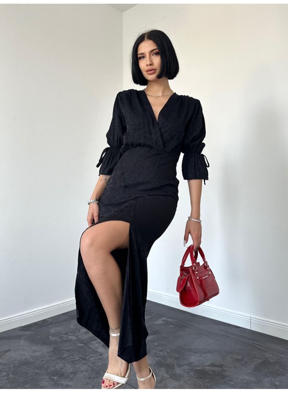 Siyah Yırtmaçlı Jakar Elbise