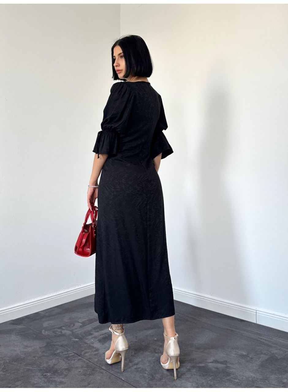 Siyah Yırtmaçlı Jakar Elbise