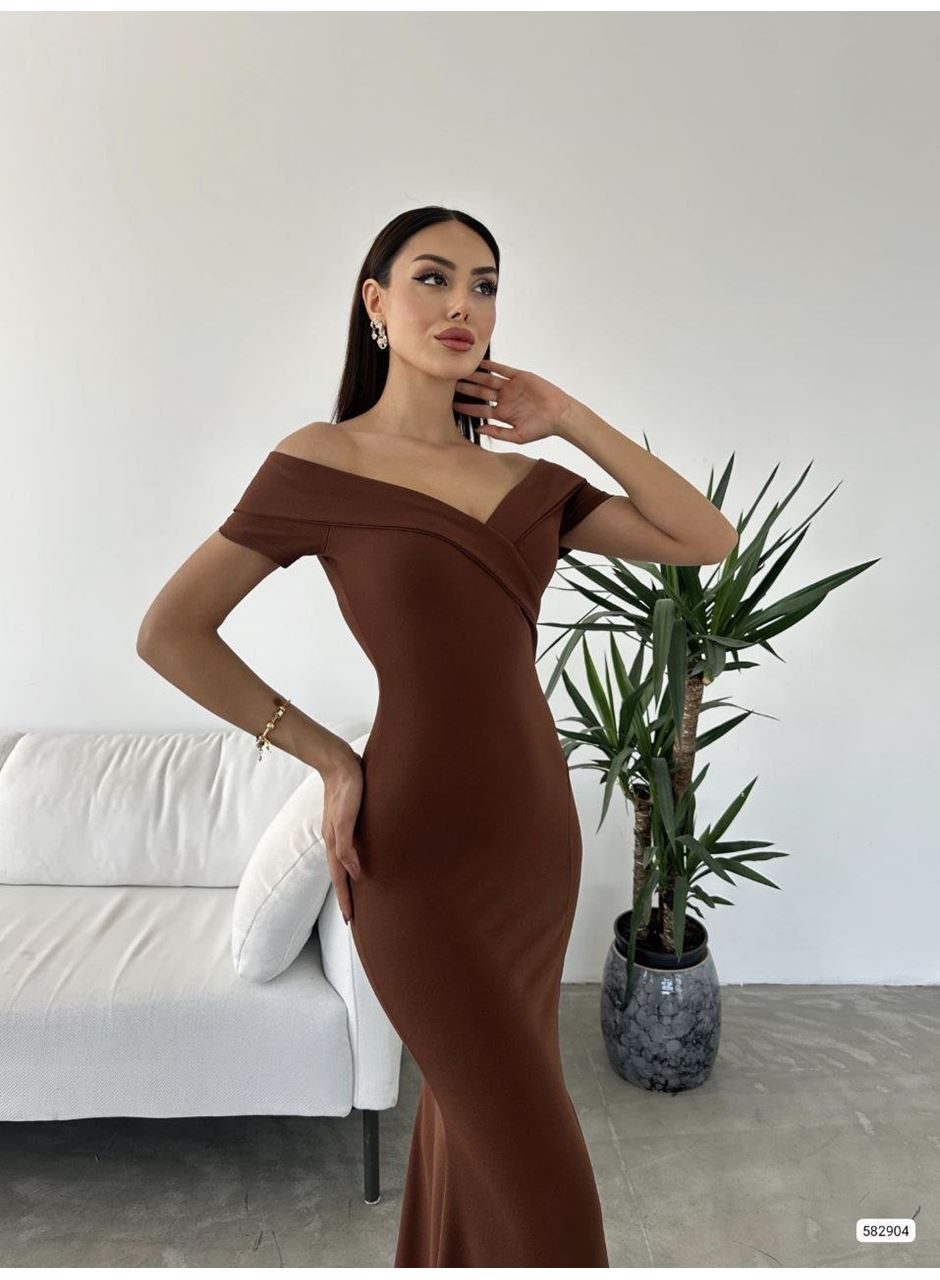 Kadın Dalgıç Kumaş Kayık Yaka Ve Dekolte Detaylı Elbise