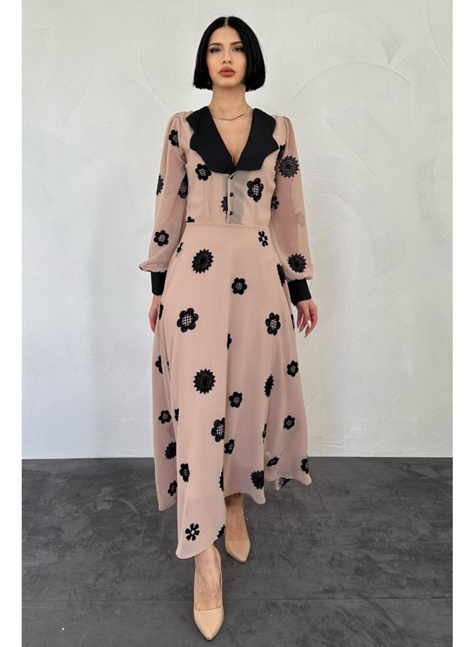 Vizon Yaka Nakışlı Elbise