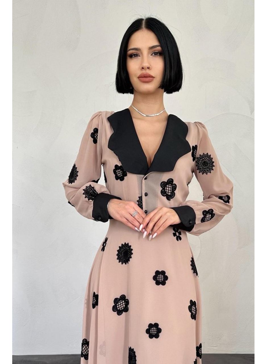 Vizon Yaka Nakışlı Elbise