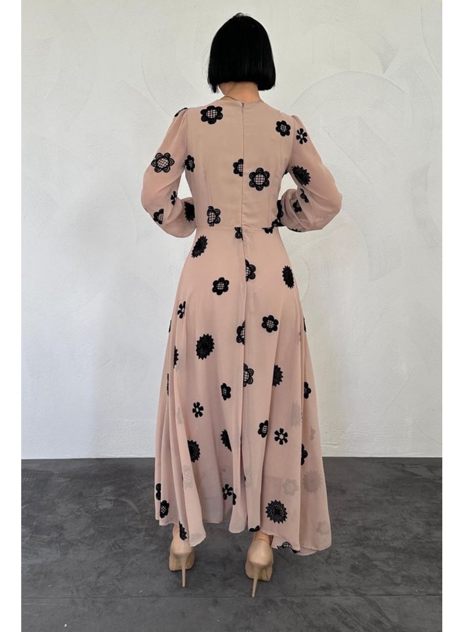 Vizon Yaka Nakışlı Elbise