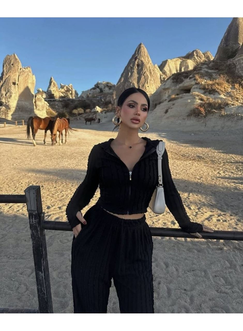 Kadın Uzun Kollu Parmak Geçme Ve Fermuar Detay Kısa Ceket Ve İspanyol Paça Pantolon Ikili Takim