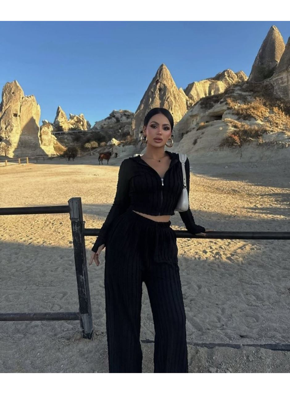 Kadın Uzun Kollu Parmak Geçme Ve Fermuar Detay Kısa Ceket Ve İspanyol Paça Pantolon Ikili Takim