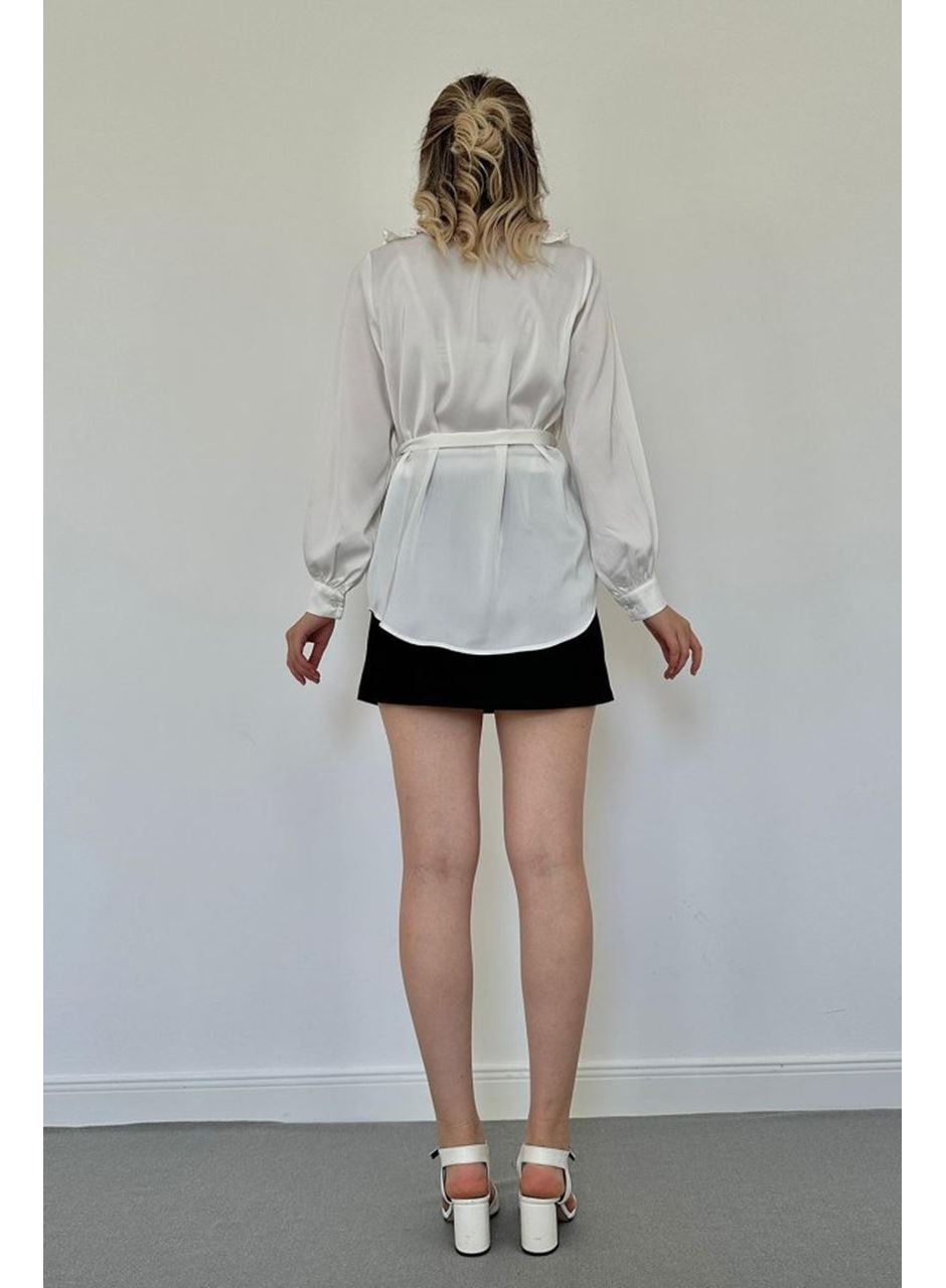 Beyaz Yakası Fırfırlı Kuşaklı Saten Gömlek