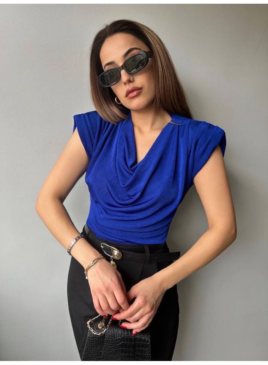 Kadın V Yaka Vatka Detay Kolsuz Dökümlü Bluz