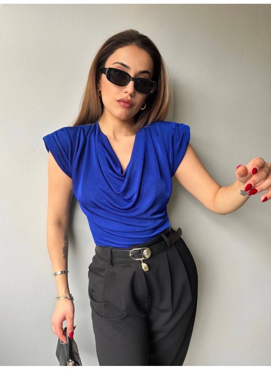 Kadın V Yaka Vatka Detay Kolsuz Dökümlü Bluz