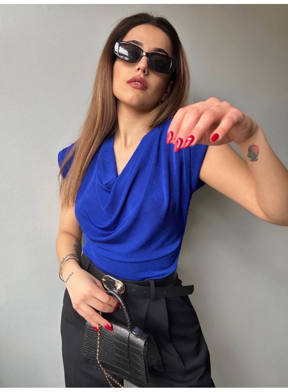 Kadın V Yaka Vatka Detay Kolsuz Dökümlü Bluz