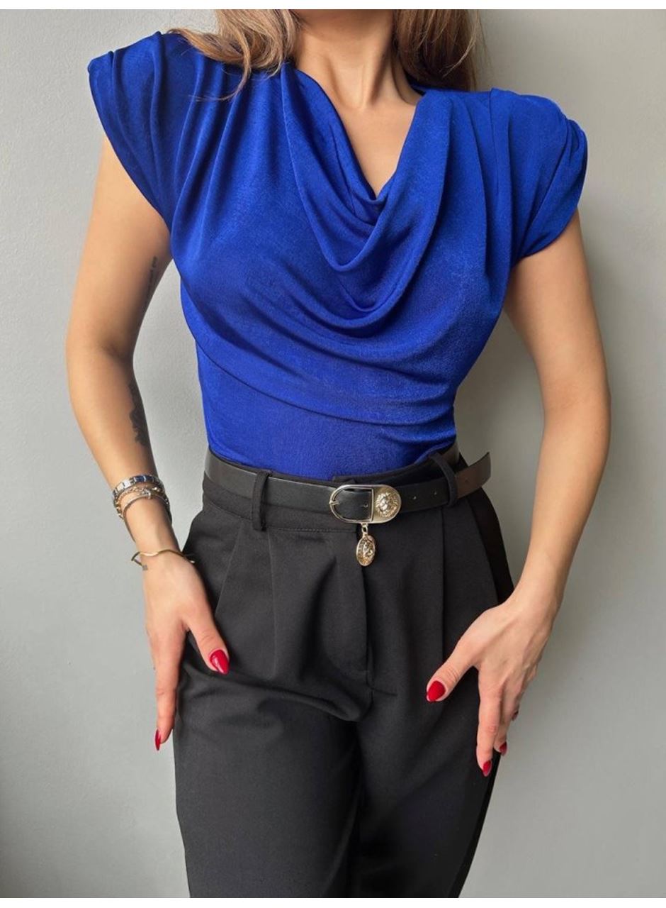 Kadın V Yaka Vatka Detay Kolsuz Dökümlü Bluz