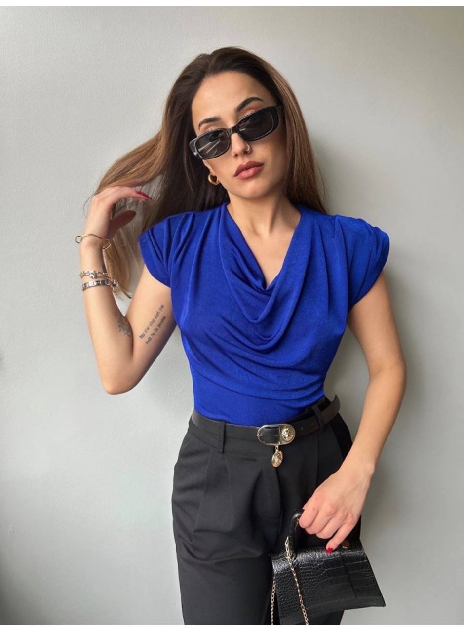 Kadın V Yaka Vatka Detay Kolsuz Dökümlü Bluz