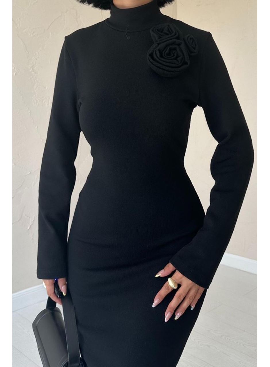 Siyah Omzu Güllü Düz Elbise