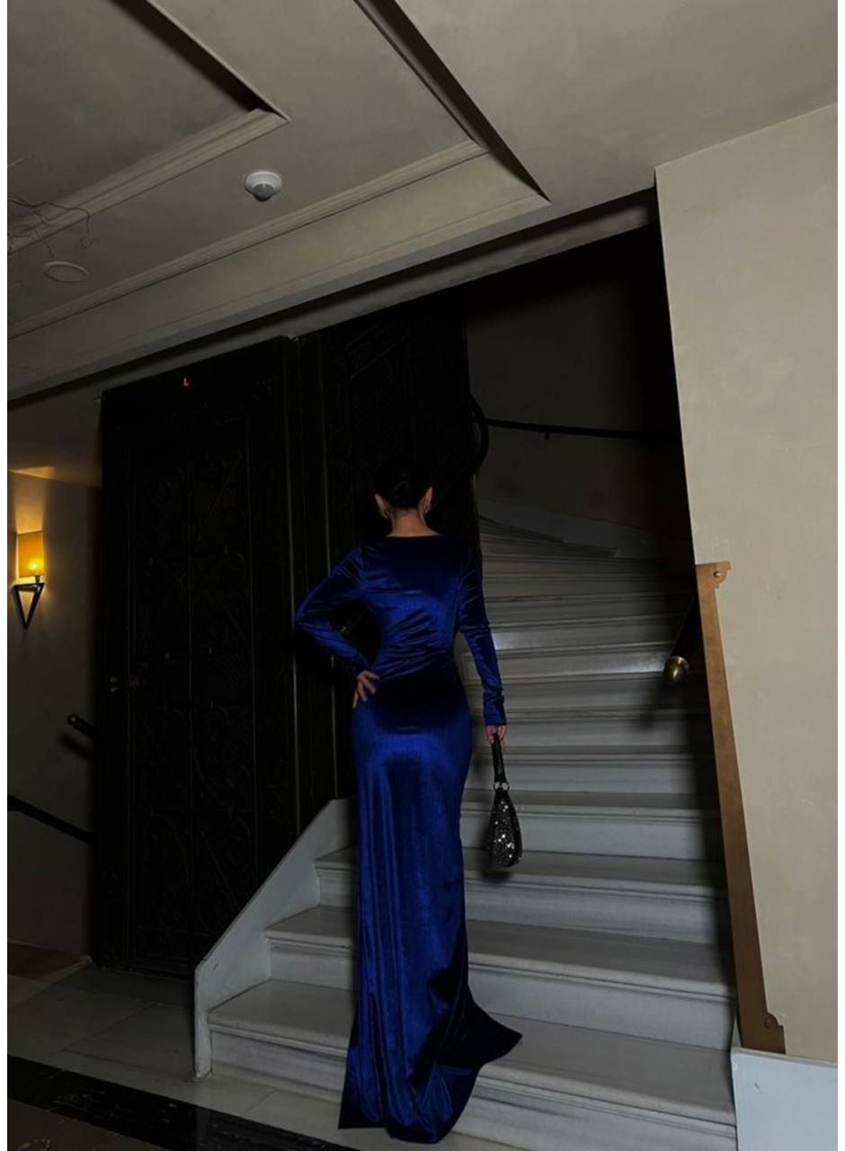 Kadın Kadife Kumaş Kalp Yaka Yırtmaç Detaylı Maxi Boy Elbise