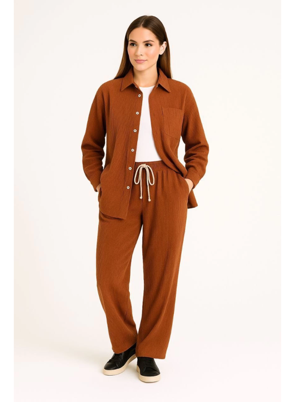 Kadife Oversize Takım – Gömlek Ve Pantolon İkili Set Füme Corduroy Şıklığı, Rahat Ve Zarif Duruş Yumuşak Dokulu Kadife Kumaş, Düğmeli Gömlek Üst Ve Lastikli Pantolon Alt Parça Ile Gün Boyu Konfor- Kiremit