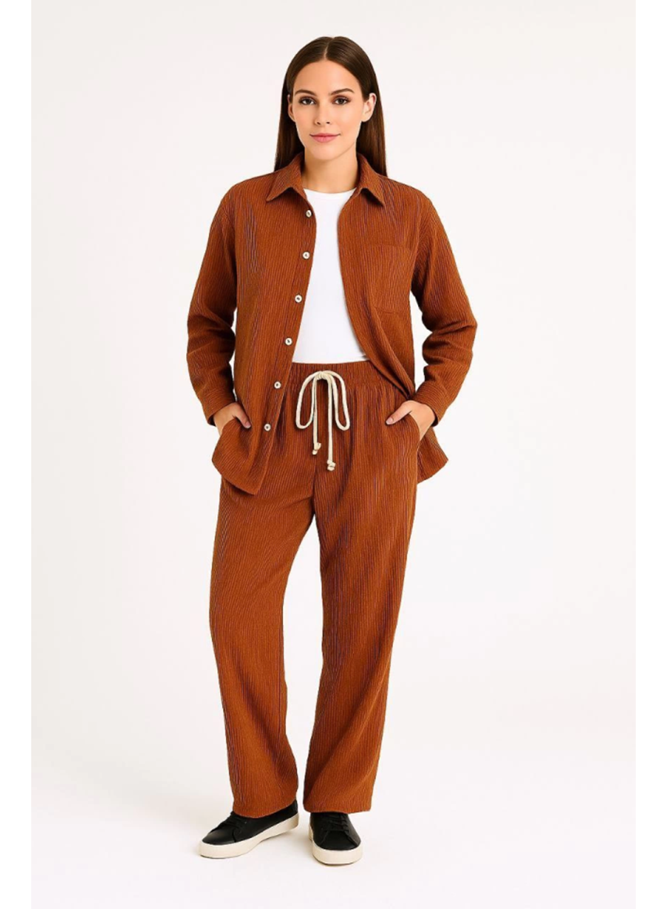Kadife Oversize Takım – Gömlek Ve Pantolon İkili Set Füme Corduroy Şıklığı, Rahat Ve Zarif Duruş Yumuşak Dokulu Kadife Kumaş, Düğmeli Gömlek Üst Ve Lastikli Pantolon Alt Parça Ile Gün Boyu Konfor- Kiremit