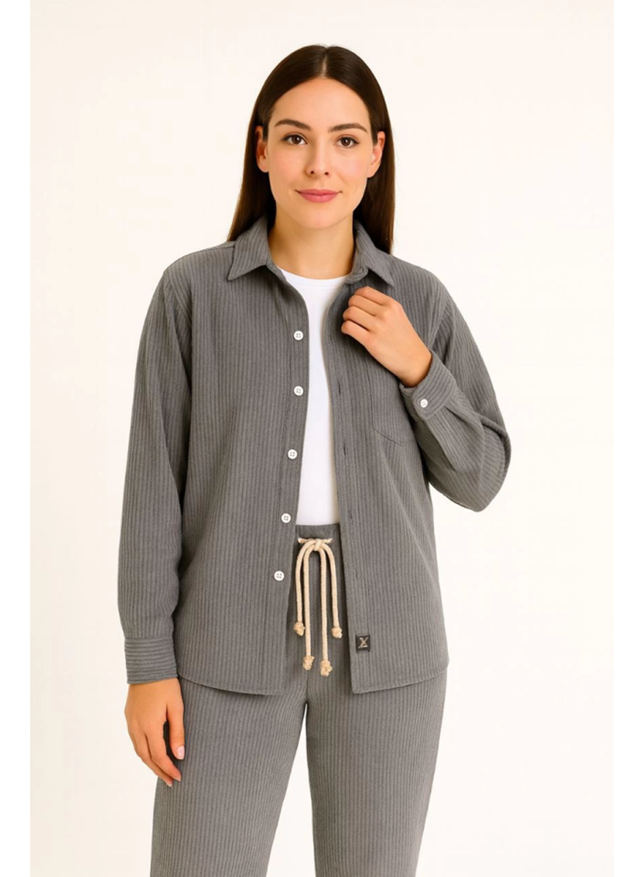 Kadife Oversize Takım – Gömlek Ve Pantolon İkili Set Füme Corduroy Şıklığı, Rahat Ve Zarif Duruş Yumuşak Dokulu Kadife Kumaş, Düğmeli Gömlek Üst Ve Lastikli Pantolon Alt Parça Ile Gün Boyu Konfor- Füme