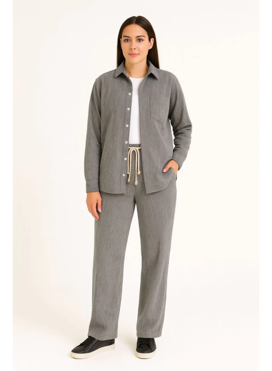 Kadife Oversize Takım – Gömlek Ve Pantolon İkili Set Füme Corduroy Şıklığı, Rahat Ve Zarif Duruş Yumuşak Dokulu Kadife Kumaş, Düğmeli Gömlek Üst Ve Lastikli Pantolon Alt Parça Ile Gün Boyu Konfor- Füme