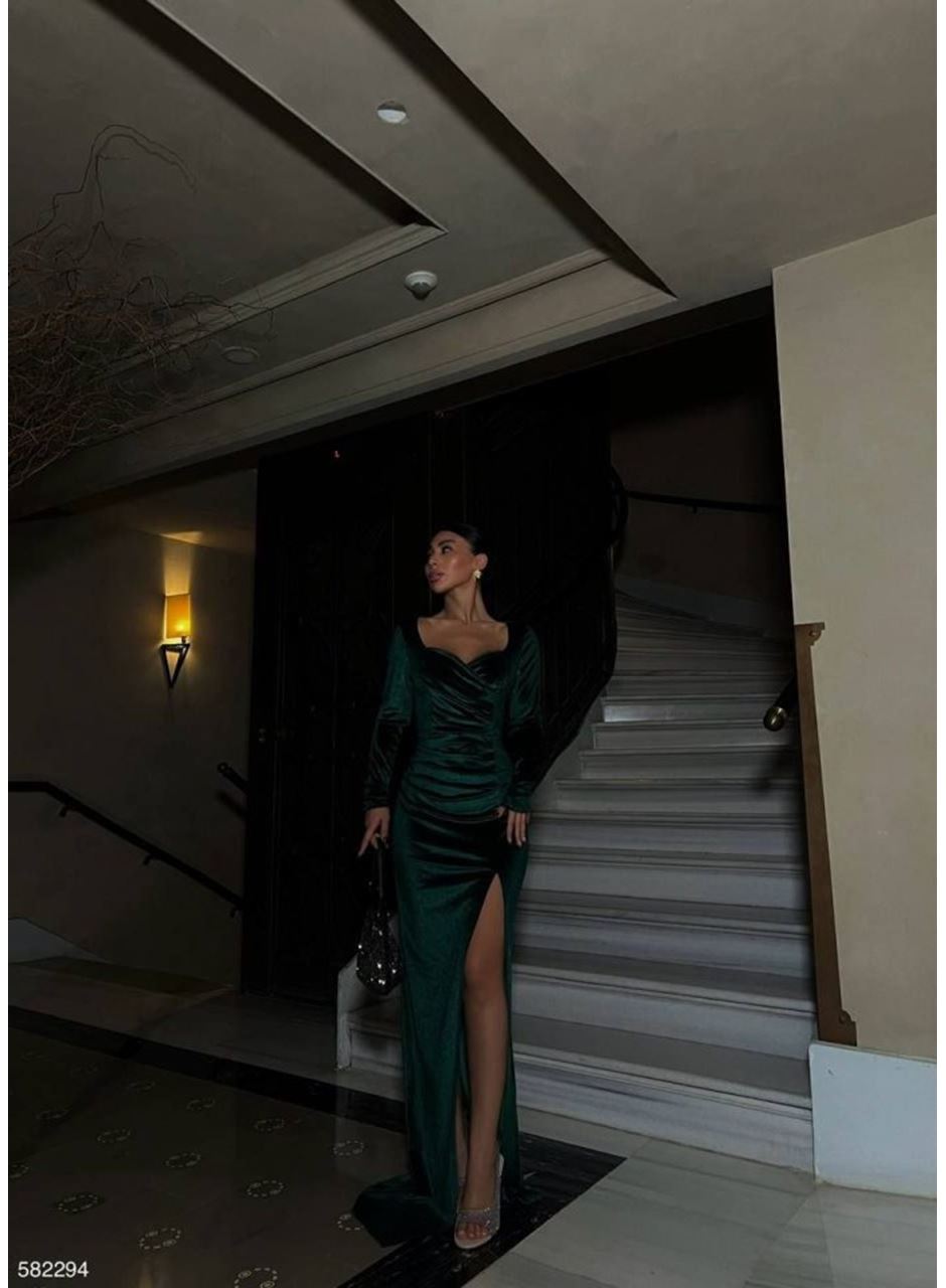 Kadın Kadife Kumaş Kalp Yaka Yırtmaç Detaylı Maxi Boy Elbise