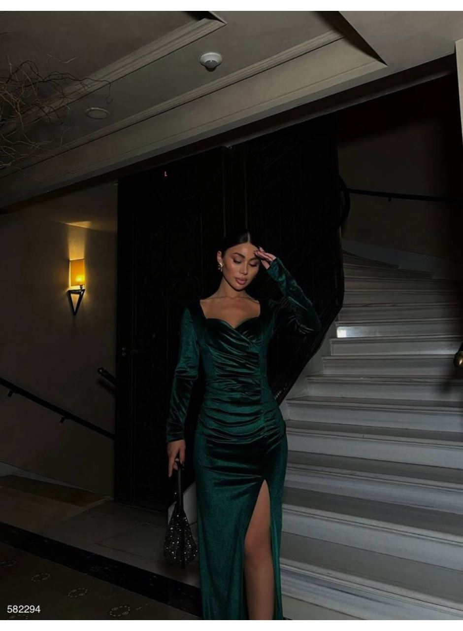 Kadın Kadife Kumaş Kalp Yaka Yırtmaç Detaylı Maxi Boy Elbise