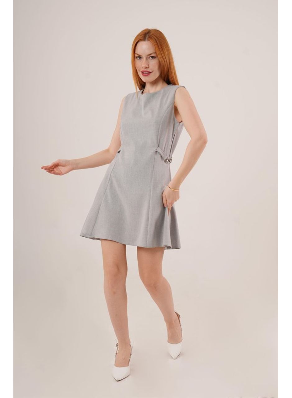 Yanları Zincir Detaylı Sıfır Kol Gri Mini Elbise