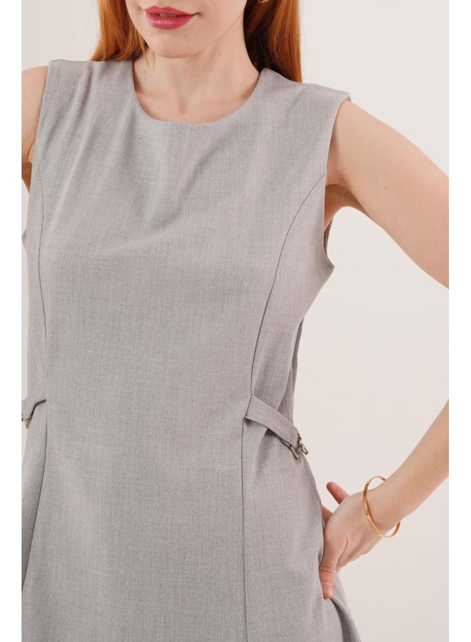 Yanları Zincir Detaylı Sıfır Kol Gri Mini Elbise